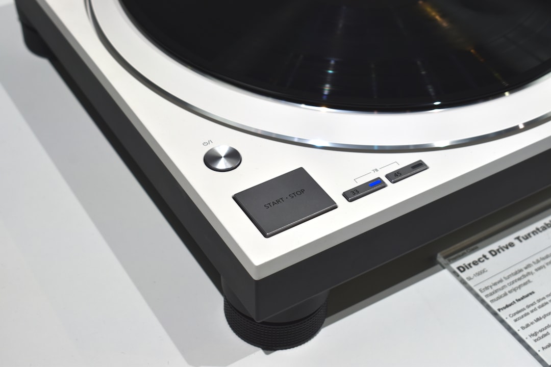 Platine vinyle en fonctionnement avec disque en rotation