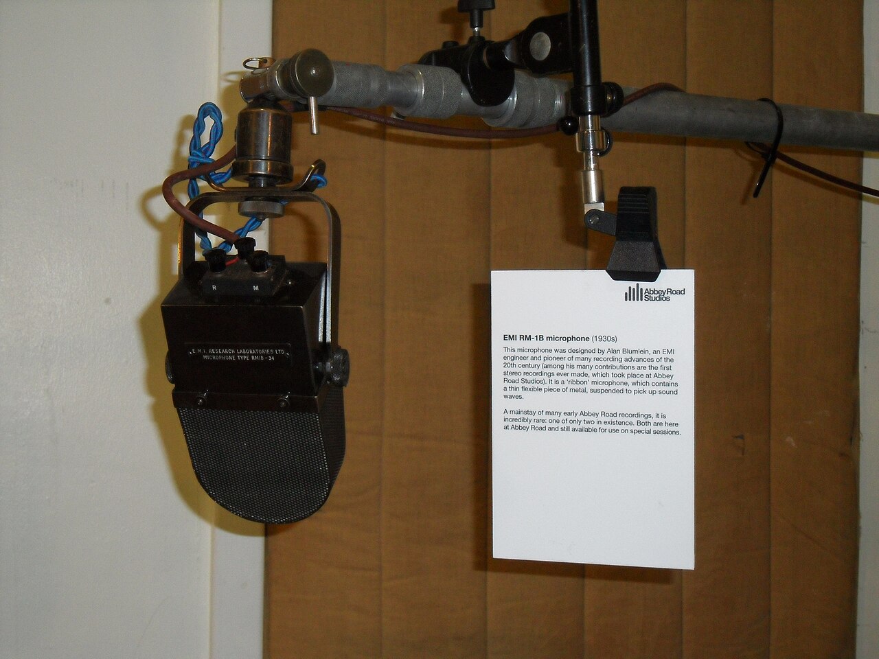 recording studio microphone (foto: Josephenus P. Riley / CC BY 2.0, Wikimedia Commons)