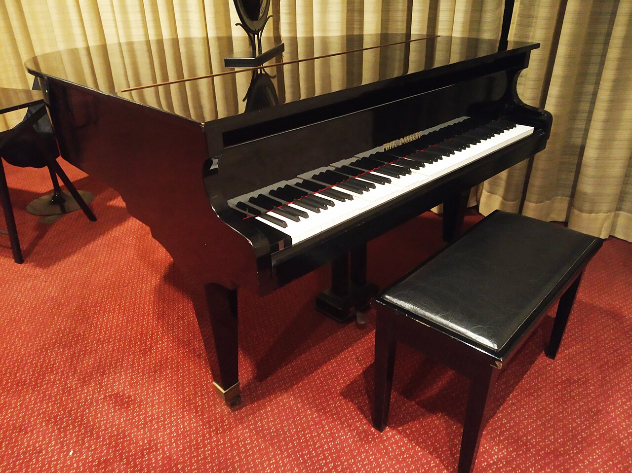 grand piano (foto: Vrsooo / CC BY-SA 4.0, Wikimedia Commons)