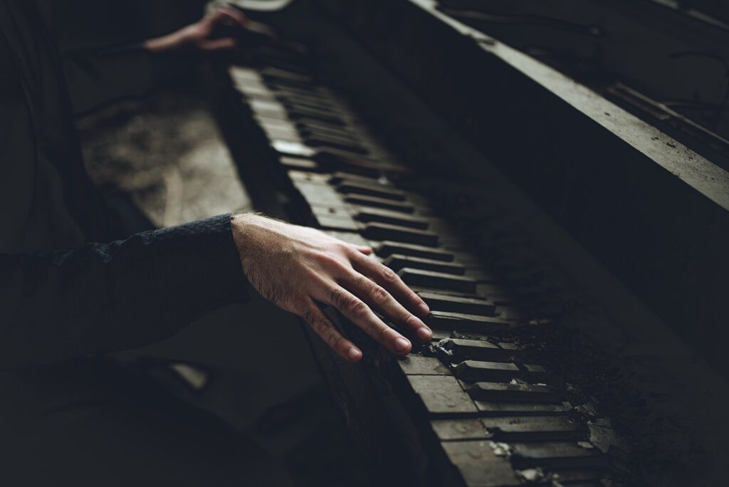 Mains pos&eacute;es sur un clavier de piano, poignets d&eacute;tendus et doigts l&eacute;g&egrave;rement arrondis