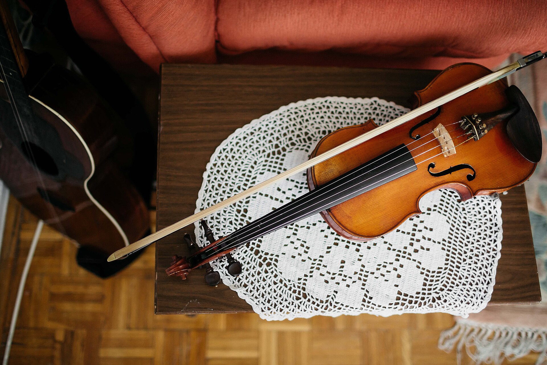 Pupitres de violons et d'altos vus de côté pendant une répétition, archets levés ensemble