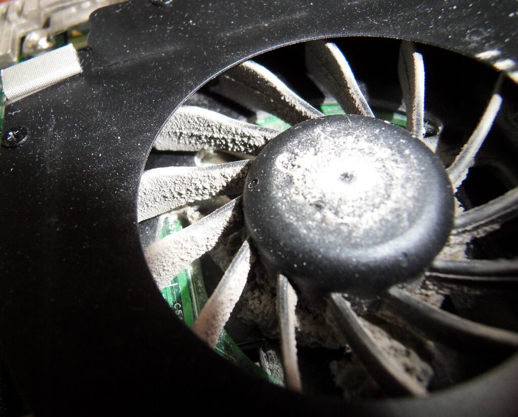 Ventilateur de boîtier d'ordinateur vu de face, pales et radiateur en aluminium derrière