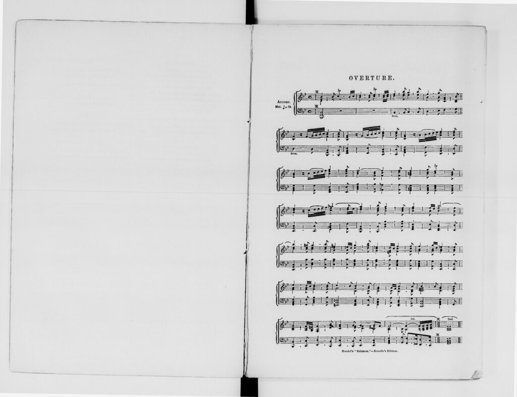 Partition de chant et piano ouverte, paroles imprimées sous les portées vocales