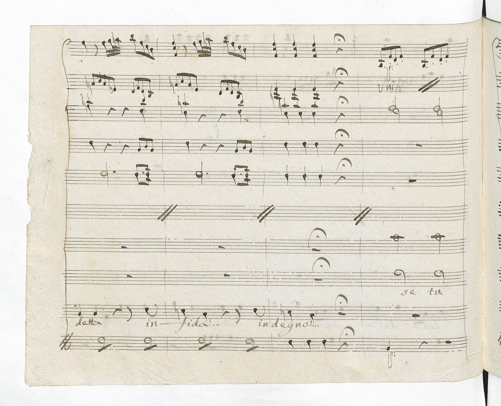 Feuille de papier à musique manuscrite posée sur une table avec un crayon et une gomme