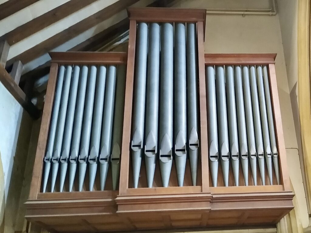 Timbales de concert alignées au fond d'une scène, baguettes posées sur les peaux