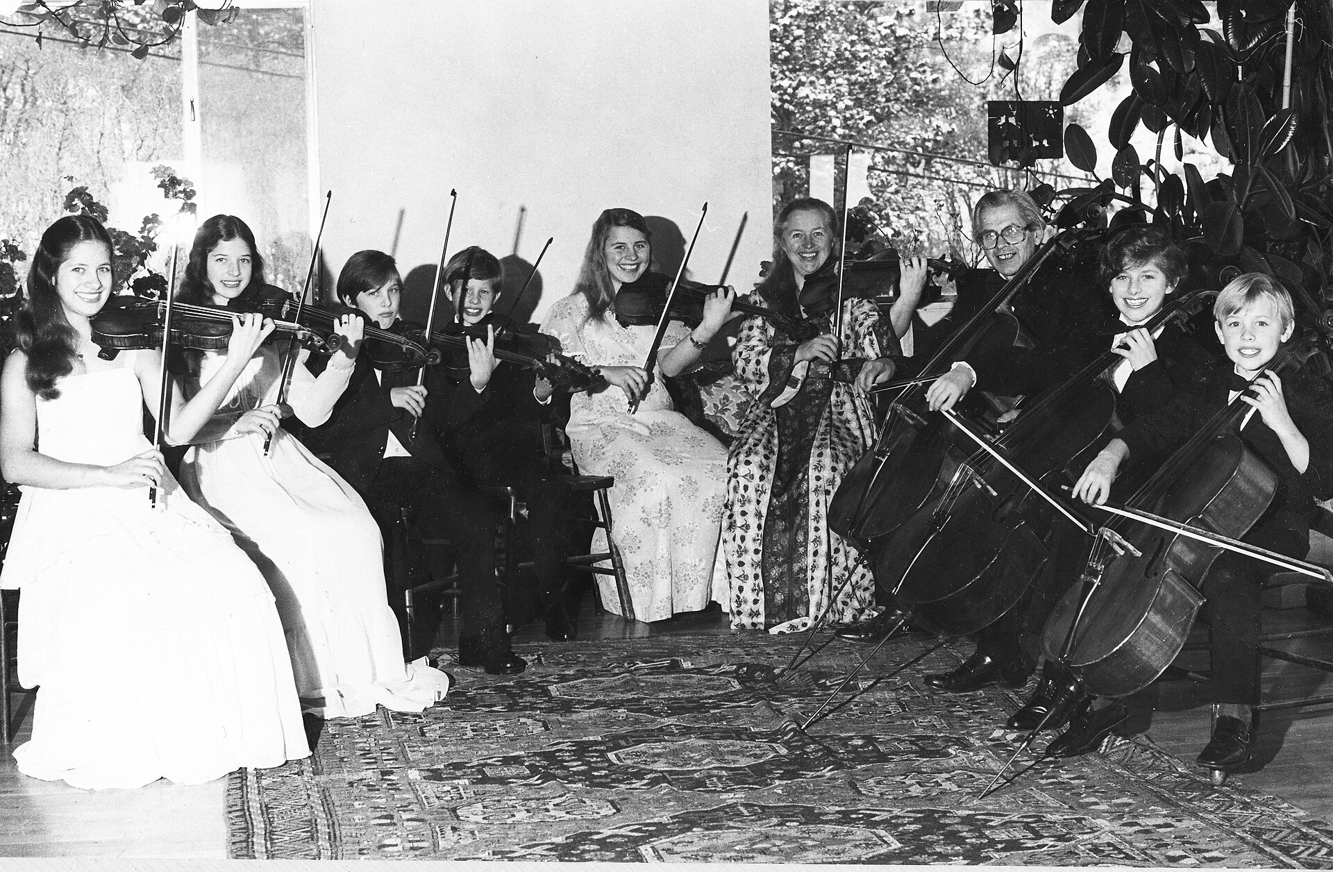 Petit ensemble de musique de chambre en répétition, instruments à cordes et pupitres disposés en demi-cercle