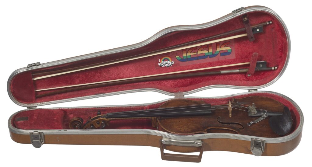 &Eacute;tui de violon ouvert avec l'instrument, l'archet et un bloc de colophane rang&eacute;s &agrave; leur place