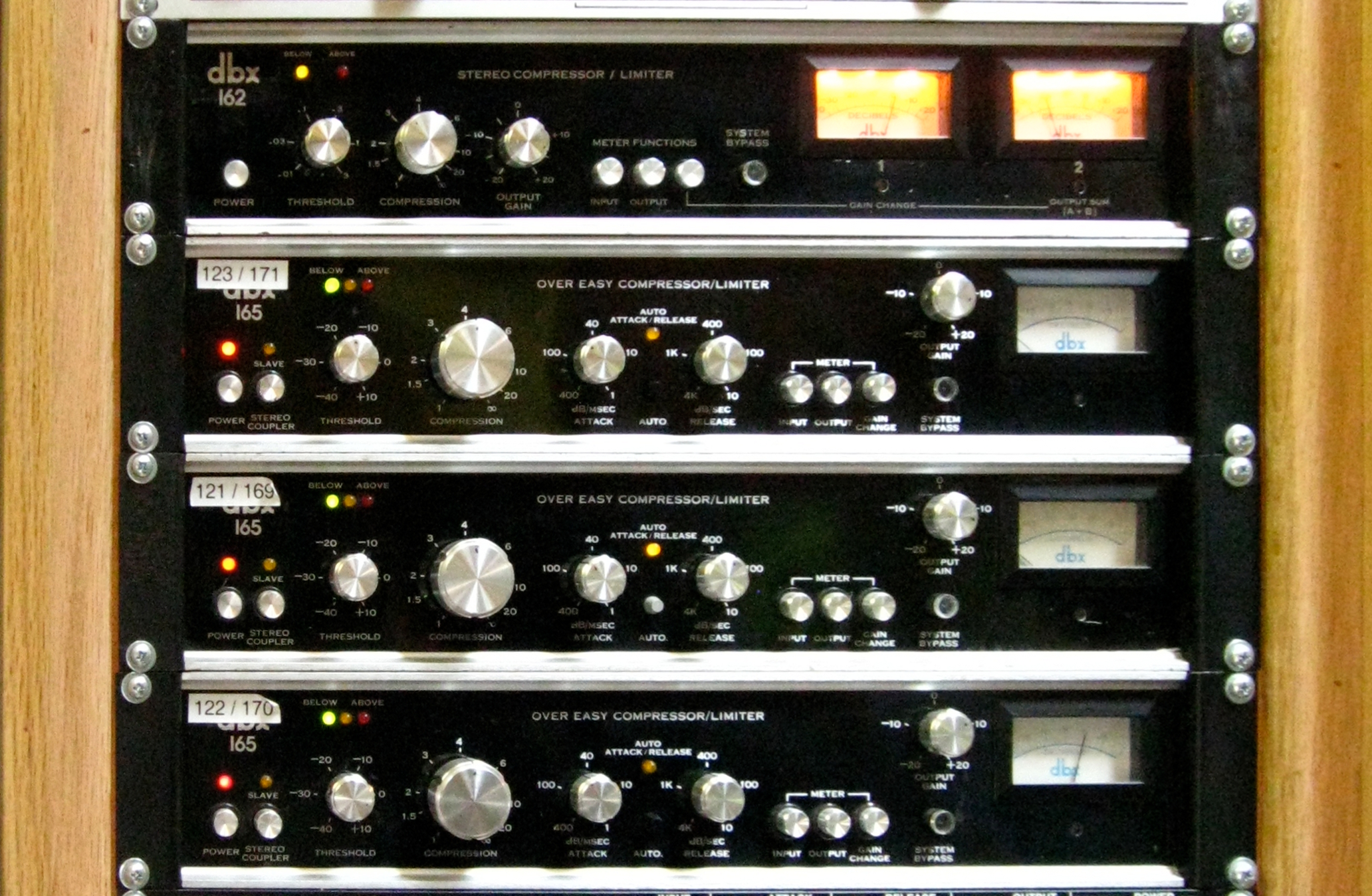 Compresseur audio en rack, aiguille de réduction de gain et boutons de réglage en façade