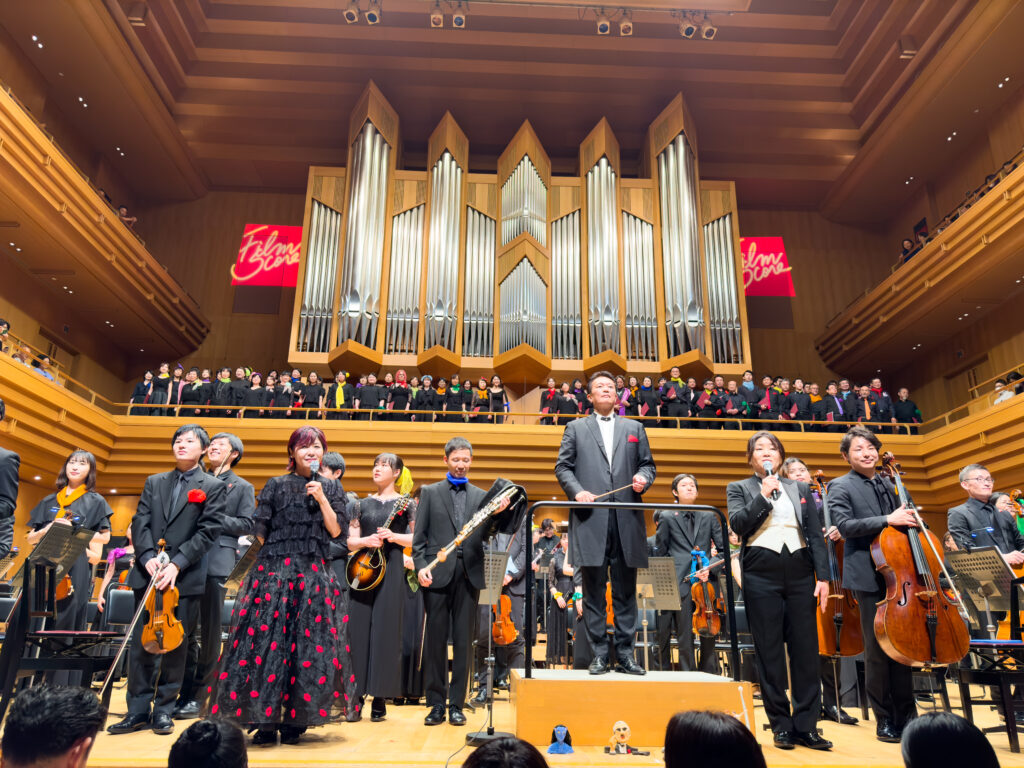 Pages d'une partition d'orchestre ouvertes sur un pupitre, portées serrées et annotations au crayon