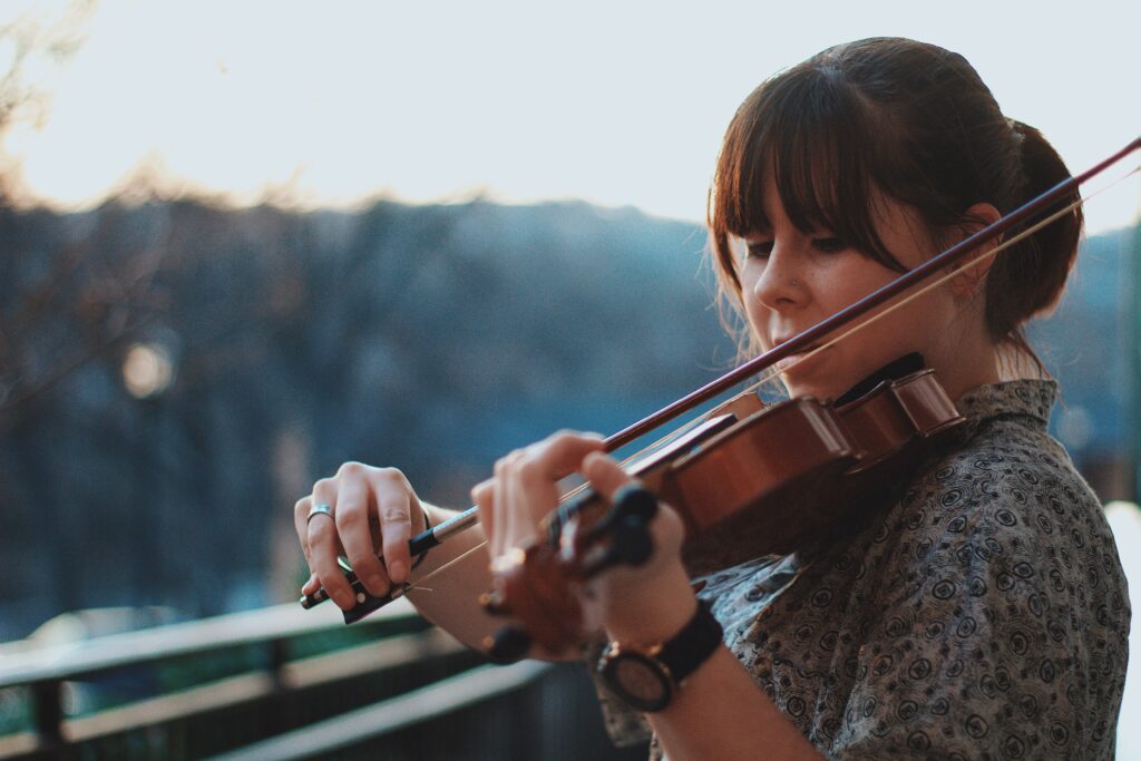 Main gauche d'un violoniste sur la touche, doigts posés pendant un passage travaillé lentement