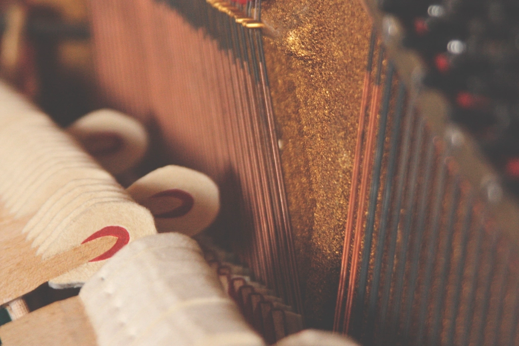 Marteaux et cordes d'un piano droit vus par le dessus, couvercle supérieur relevé