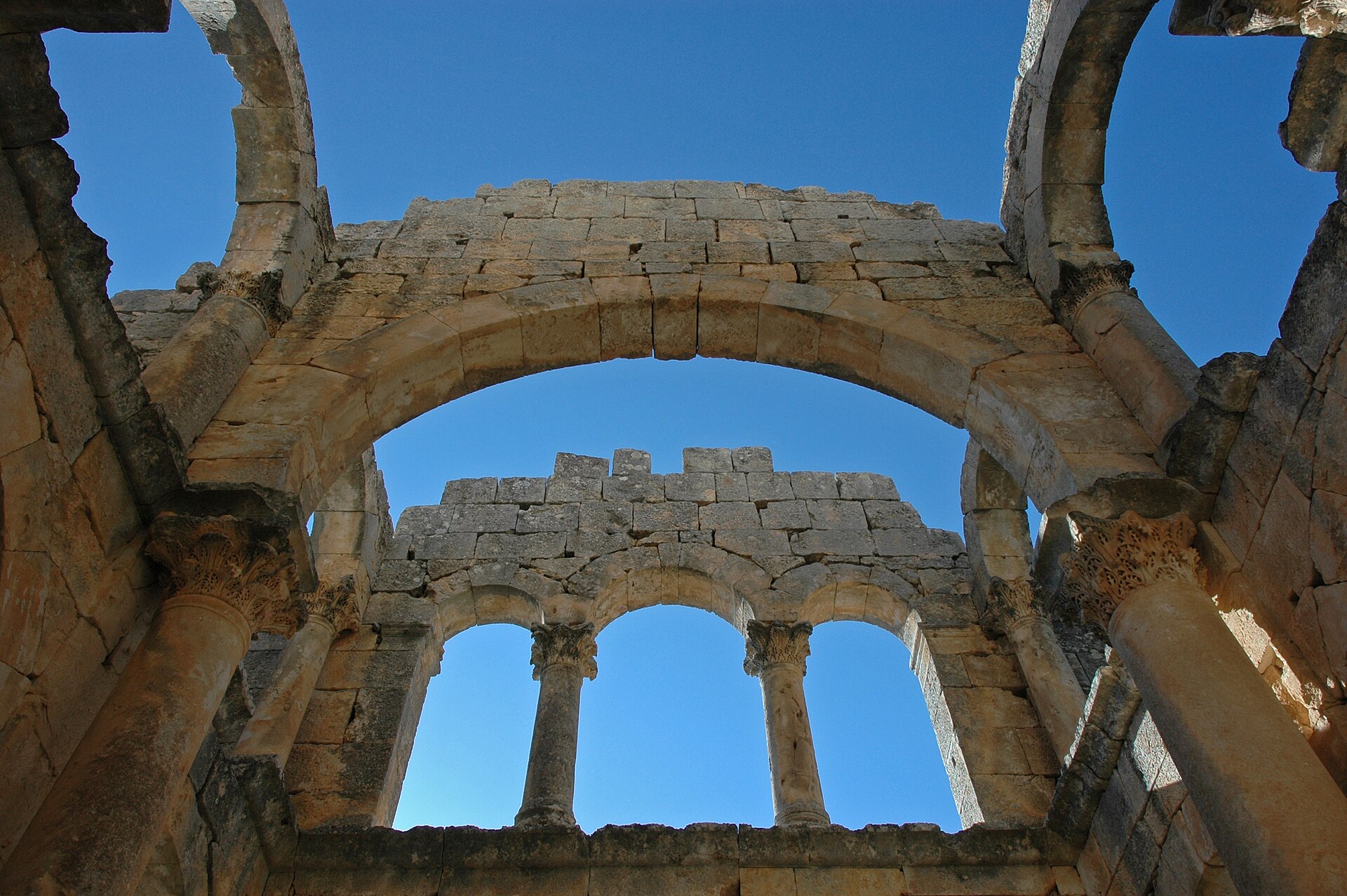 Intérieur d'une église monastique aux murs nus, lumière traversant les fenêtres hautes