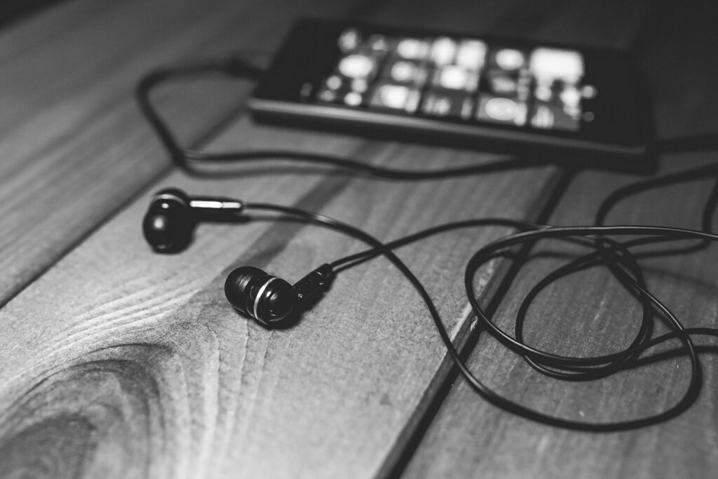 Casque d'&eacute;coute pos&eacute; sur un bureau &agrave; c&ocirc;t&eacute; d'un bo&icirc;tier d'interface et de quelques disques