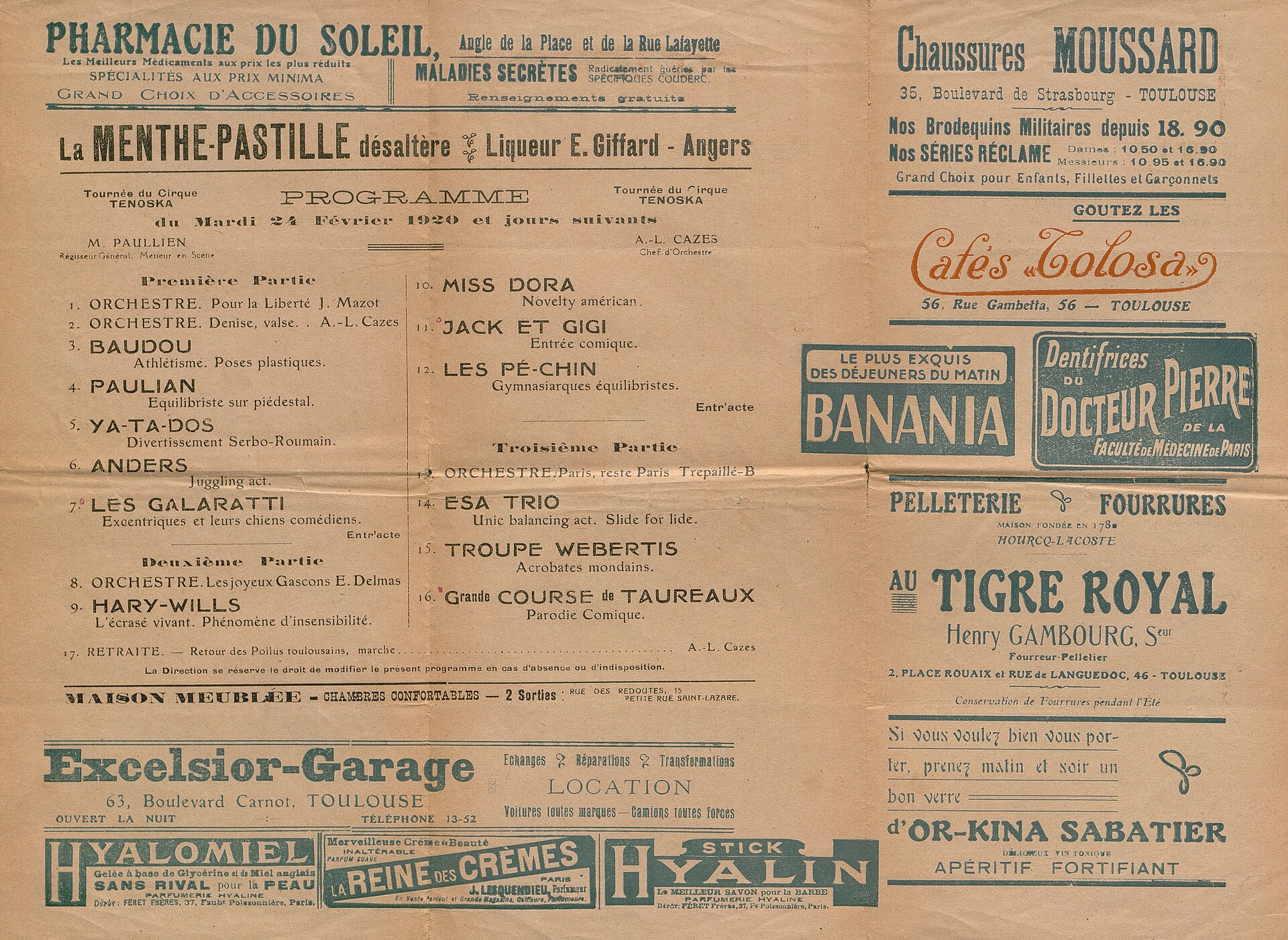 Brochure de saison musicale ouverte sur une table, pages de calendrier et grille de tarifs