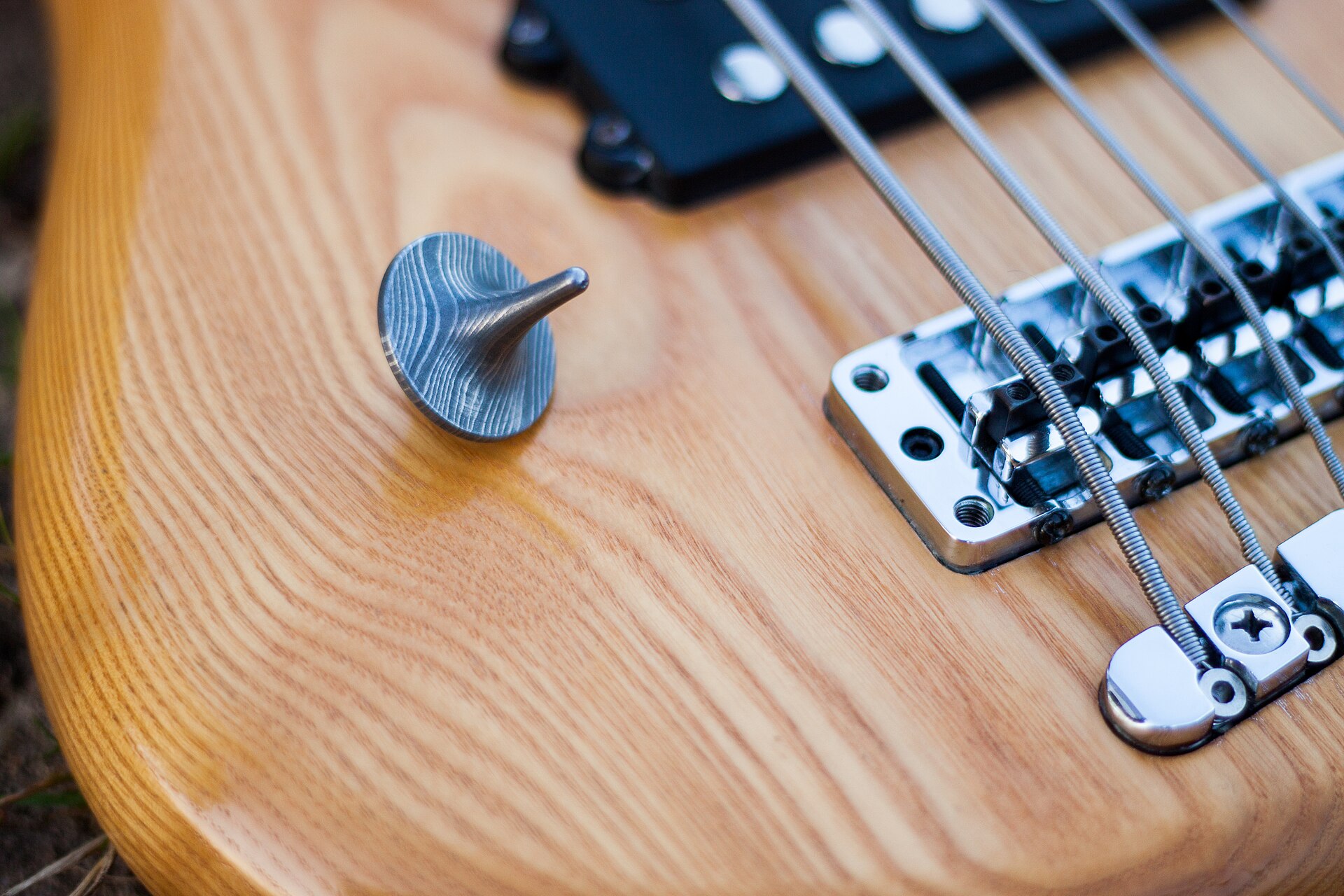 Main gauche d'une violoniste posée sur la touche, doigts arrondis au-dessus des cordes en position haute
