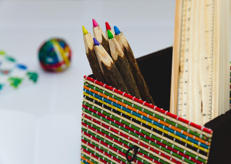 R&egrave;gle gradu&eacute;e et crayon pos&eacute;s sur une feuille, mesure d'un intervalle horizontal en cours