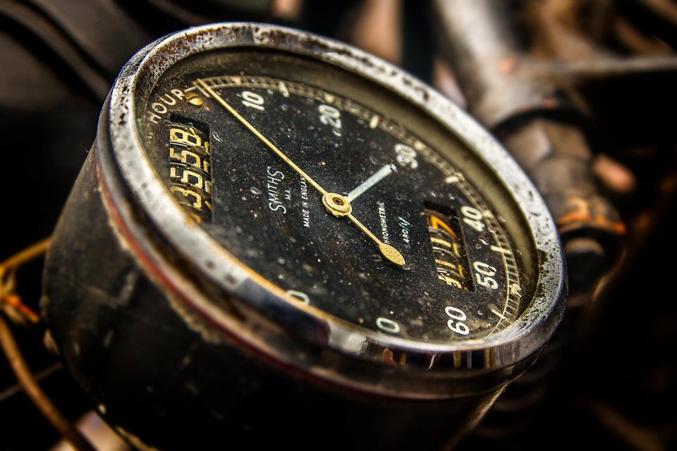 Chronomètre posé sur une partition ouverte, aiguilles indiquant quelques secondes
