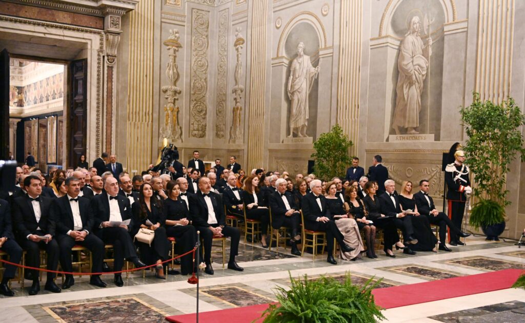 Programme de concert ouvert pos&eacute; sur un accoudoir, imprim&eacute; en petits caract&egrave;res
