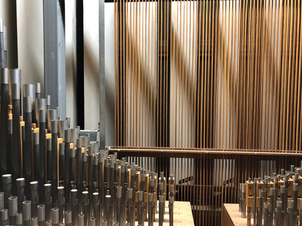 Plancher en bois d'une scène de concert vu de près, lattes visibles sous un projecteur