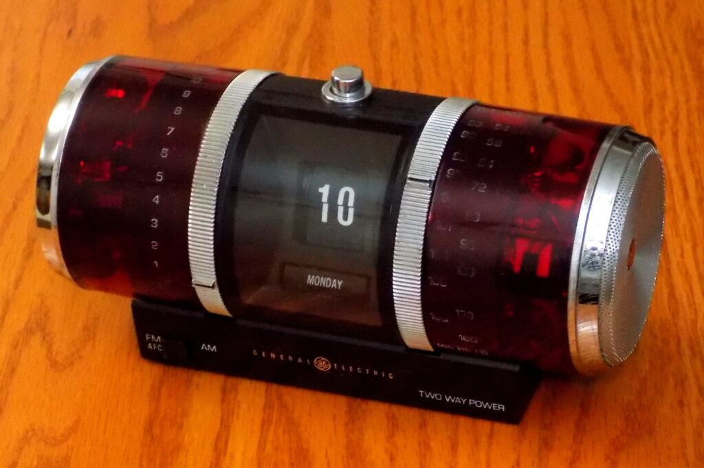 Calendrier de bureau ouvert avec un stylo pos&eacute; dessus, quelques jours marqu&eacute;s d'une croix