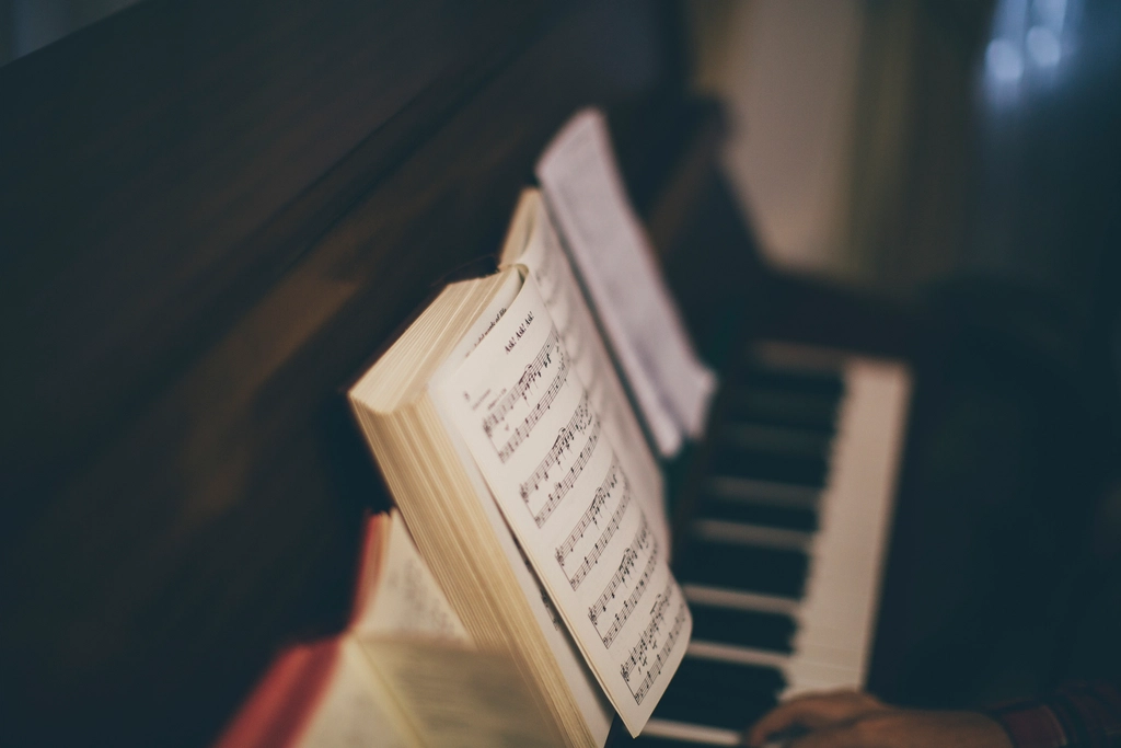 Pile de partitions de piano de diff&eacute;rents niveaux pos&eacute;es sur un pupitre