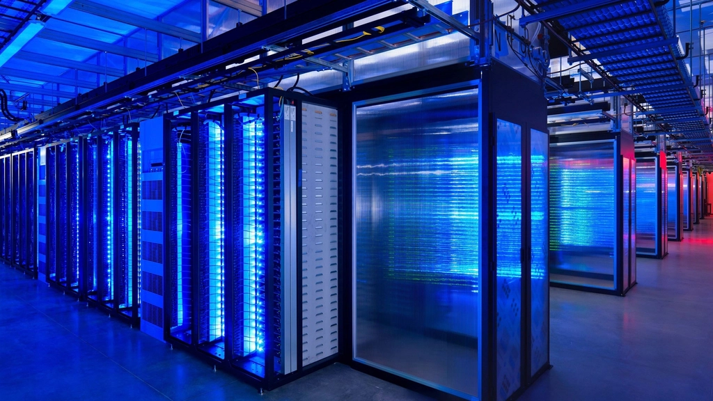 Baie de serveurs de stockage dans une salle technique, voyants lumineux allumés